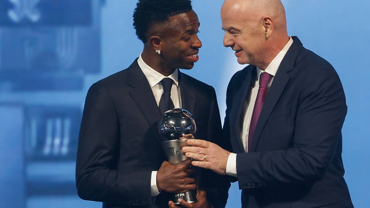 Vinicius erhält die Trophäe aus den Händen des FIFA-Präsidenten 