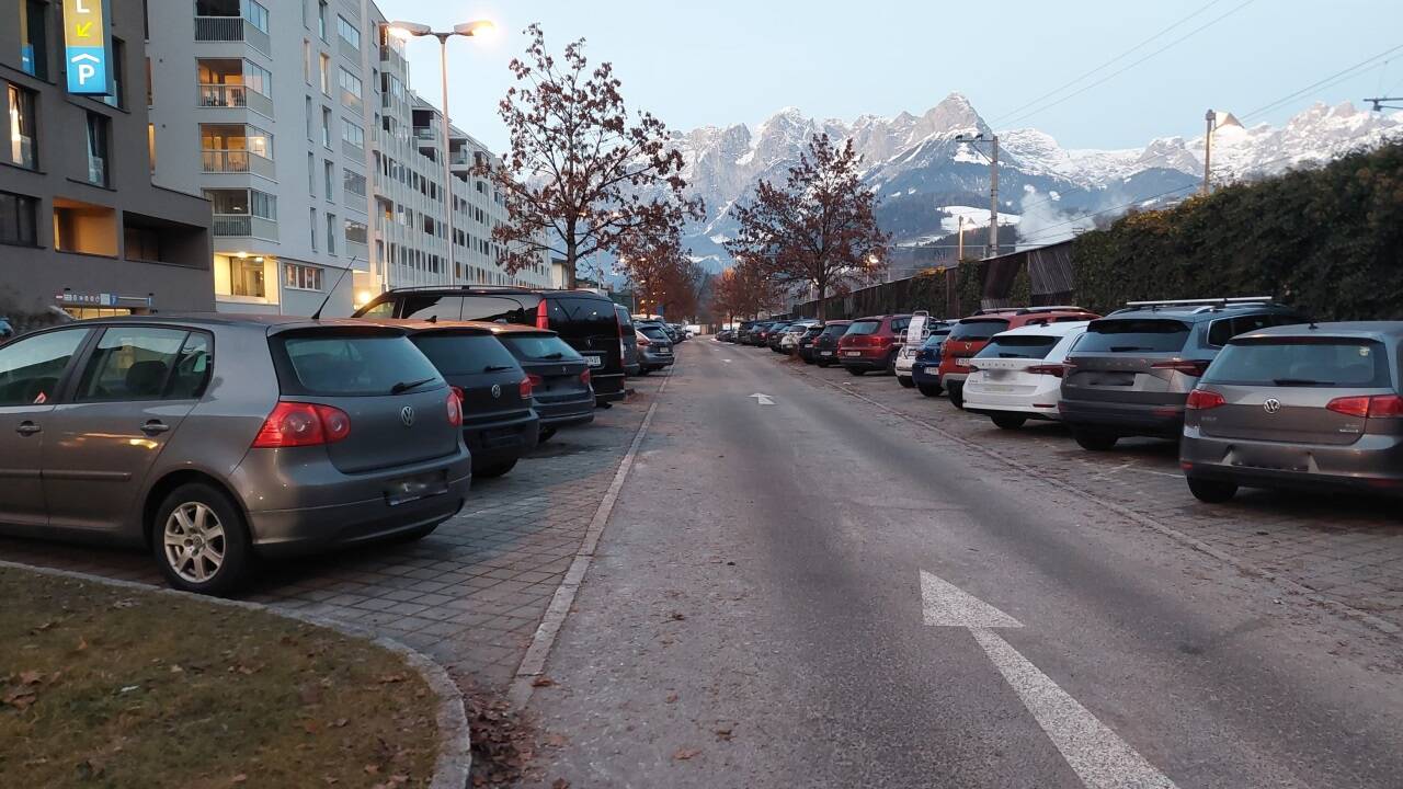 Vor allem an Wochentagen ist der Park&Ride-Parkplatz in der Nähe des Bischofshofener Bahnhofs regelmäßig nahezu voll.   Vor allem an Wochentagen ist der Park&Ride-Parkplatz in der Nähe des Bischofshofener Bahnhofs regelmäßig nahezu voll.