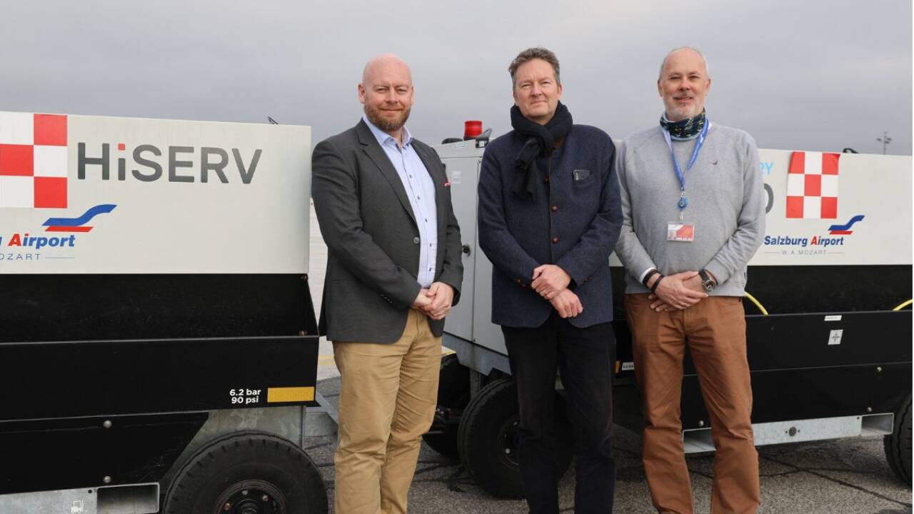 Stolz auf die neue Lösung am Salzburg Airport: Bernhard Wodl (CCO Salzburg Airport), Wolfgang Fasching (Head of Commercials bei HiSERV) und Nicolas Karres (Station Management, Senior Expert Salzburg Airport). <br /><br />  Stolz auf die neue Lösung am Salzburg Airport: Bernhard Wodl (CCO Salzburg Airport), Wolfgang Fasching (Head of Commercials bei HiSERV) und Nicolas Karres (Station Management, Senior Expert Salzburg Airport). <br /><br />