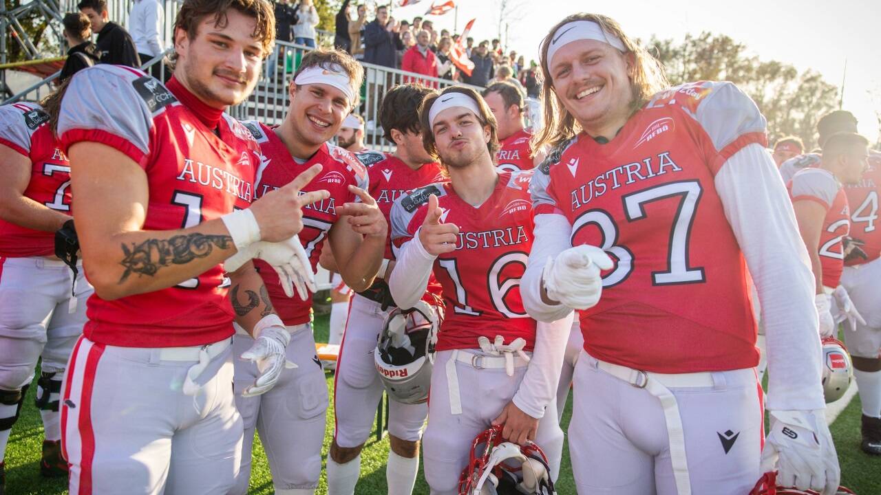 Das österreichische Football-Nationalteam gewann mit einigen Spielern aus Salzburg im EM-Halbfinale auf der Anlage der Ducks gegen Serbien mit 78:0.   