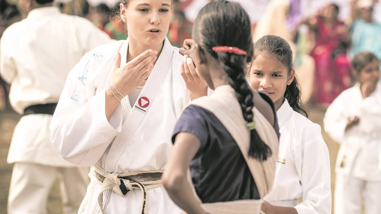 Alisa Buchinger (links) unterrichtete indische Mädchen in Selbstverteidigung. Im September feierte die Karate-Weltmeisterin ein erfolgreiches Comeback.  