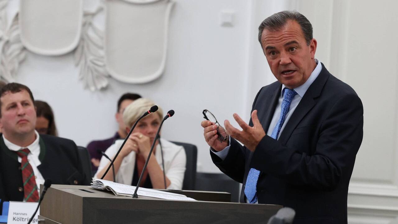 Soziallandesrat Christian Pewny (FPÖ) kam erst um 22.07 Uhr an die Reihe, um in der „Aktuellen Stunde“ über das Thema Pflege zu sprechen.   Soziallandesrat Christian Pewny (FPÖ) kam erst um 22.07 Uhr an die Reihe, um in der „Aktuellen Stunde“ über das Thema Pflege zu sprechen.