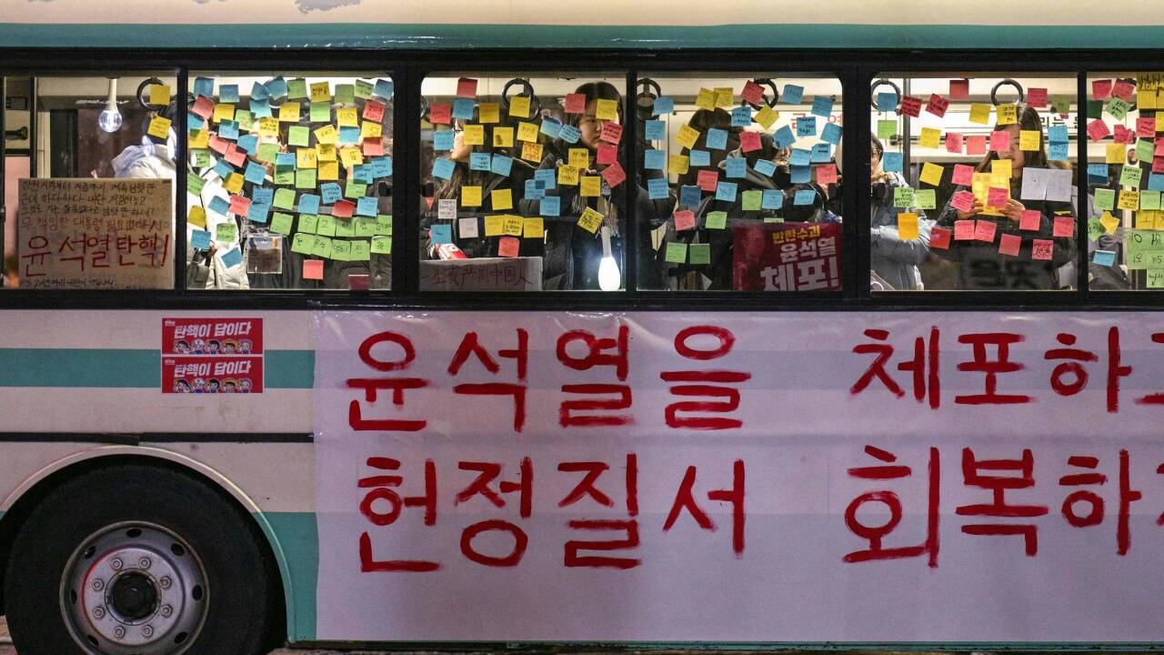 Protest im Bus: „Verhaftet Yoon Suk-yeol und lasst uns die verfassungsmäßige Ordnung wiederherstellen“ steht hier geschrieben. Protest im Bus: „Verhaftet Yoon Suk-yeol und lasst uns die verfassungsmäßige Ordnung wiederherstellen“ steht hier geschrieben.