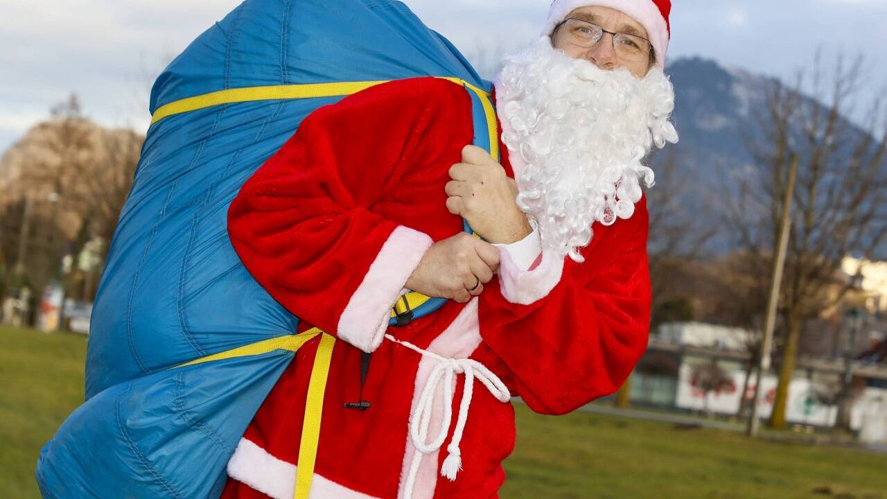 Der Schirm ist gepackt für den traditionellen Christkindlflug (Fly for Fun) am Samstag vom Gaisberg. Johannes Damisch fliegt das Christkind mit dem Tandem ein.  