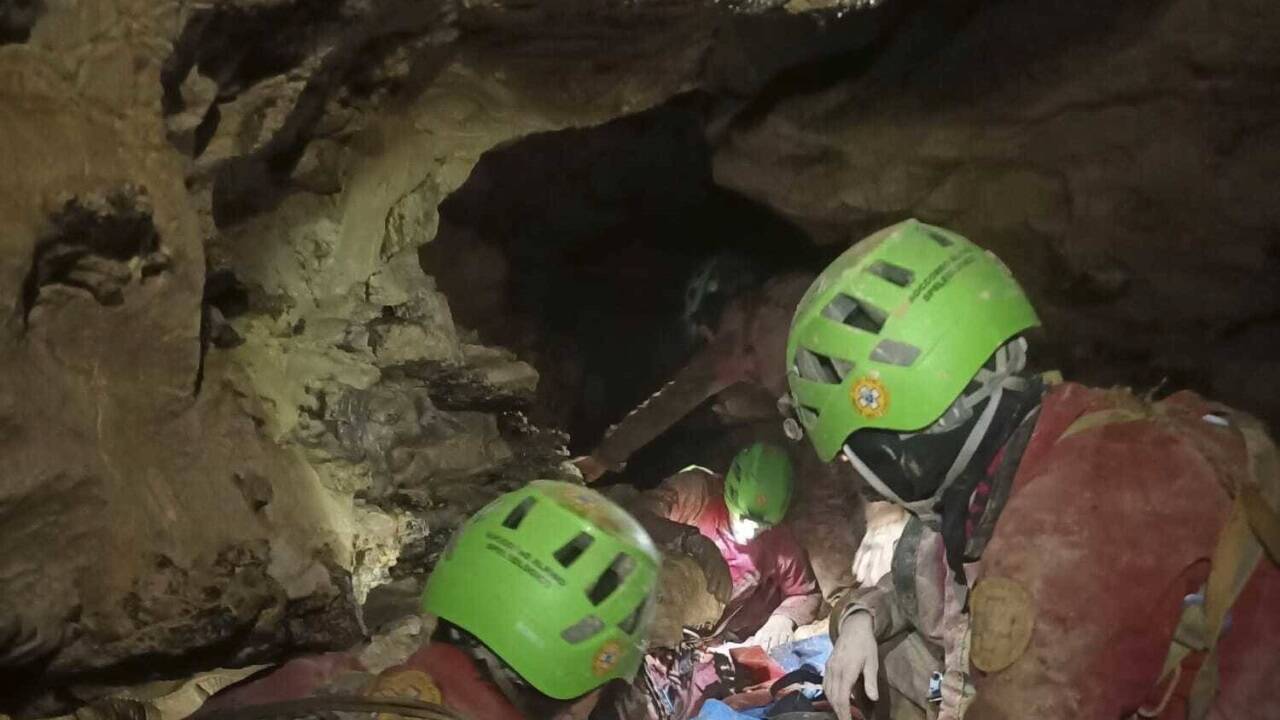 Die junge Frau wurde in einer aufwendigen Rettungsaktion aus der Höhle befreit. Die junge Frau wurde in einer aufwendigen Rettungsaktion aus der Höhle befreit.