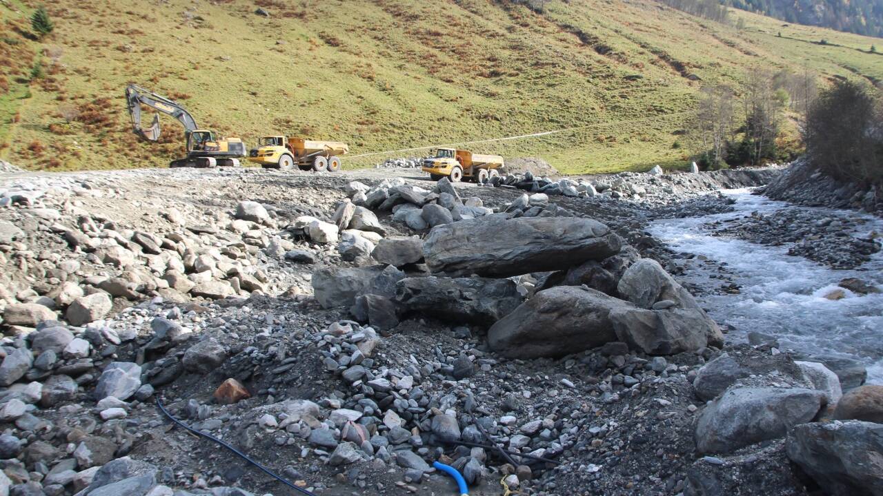 Aufräumarbeiten am Hollersbach nach einem Unwetter im Jahr 2022.  