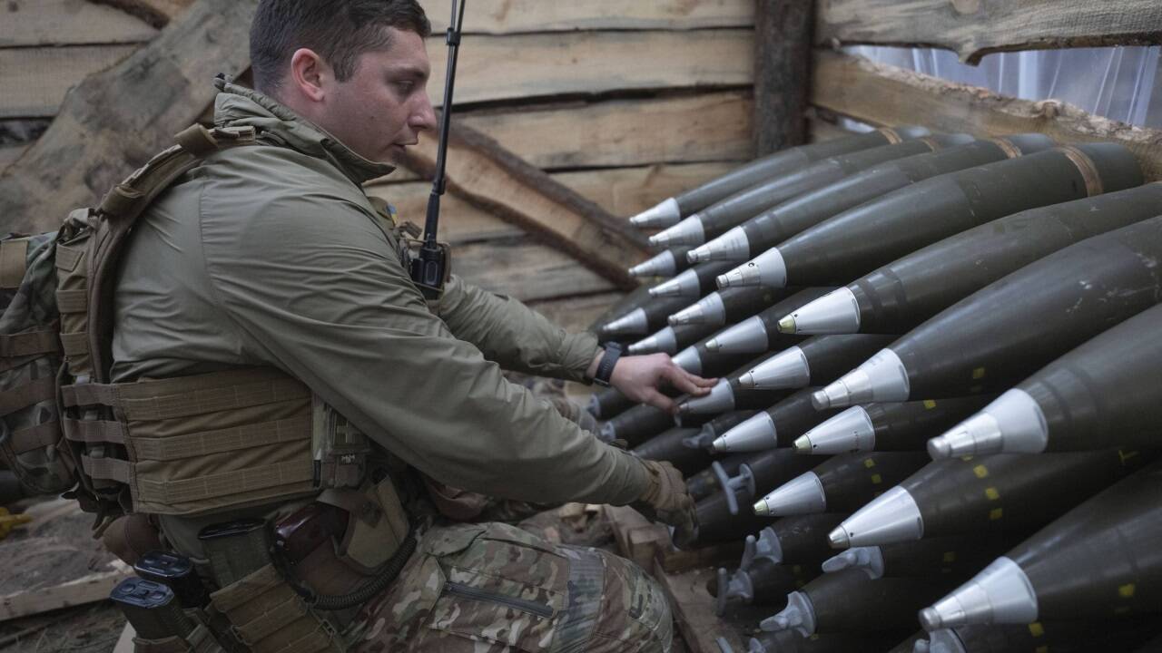 Die ukrainischen Soldaten kämpfen im Krieg gegen Russland auch gegen chronischen Munitions- und Ausrüstungsmangel. 