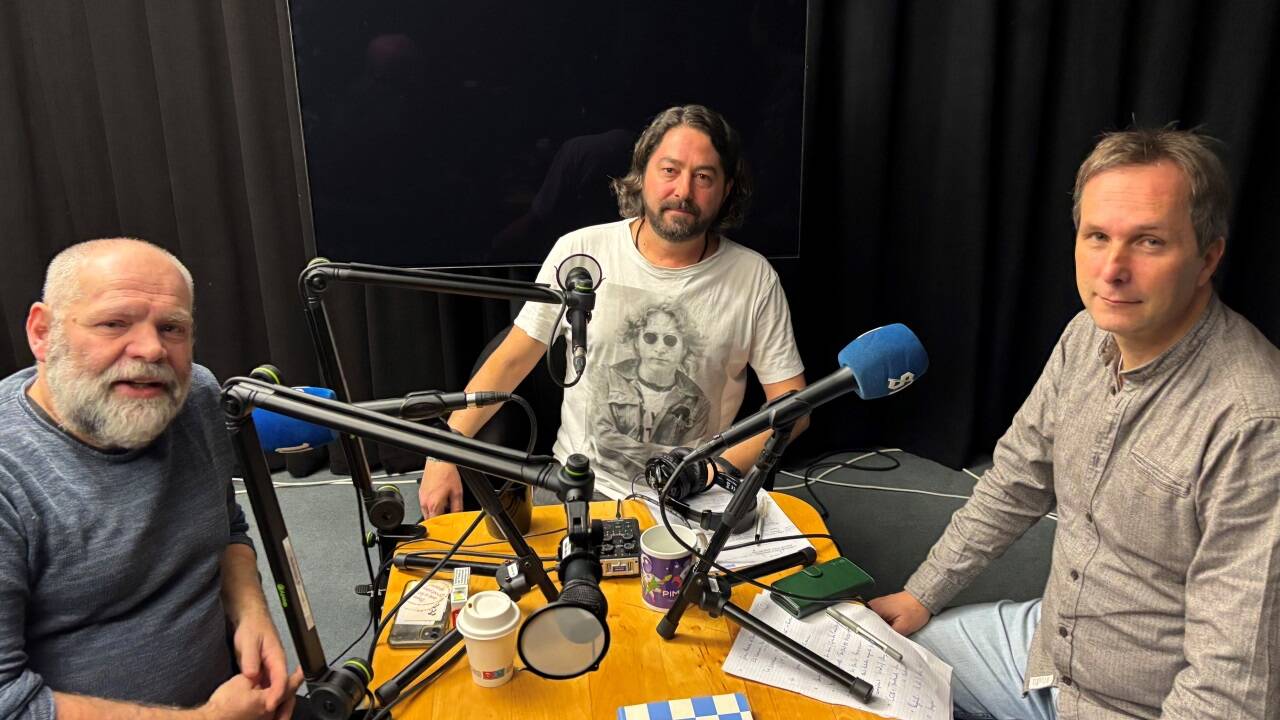 Die SN-Popcaster sprachen diesmal über Frieden als Thema in der Popmusik (v. l.): Bernhard Flieher, Robert Innerhofer und Clemens Panagl (nicht im Bild: Florian Oberhummer). 