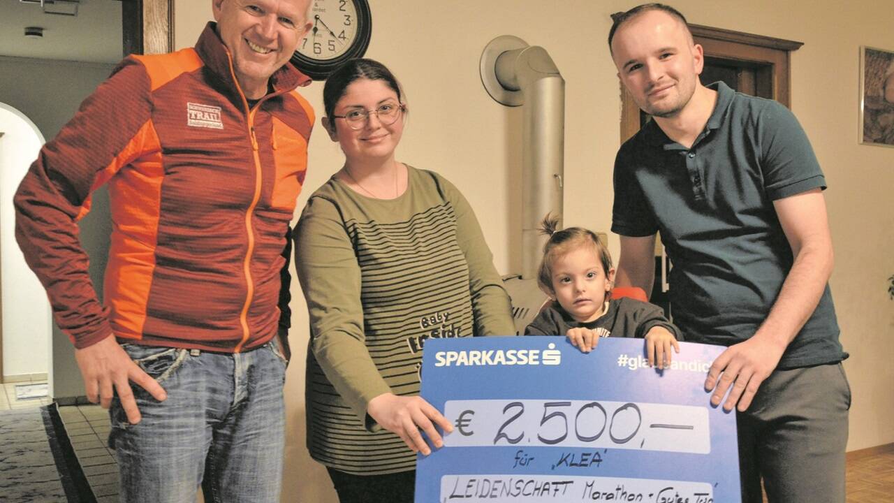 Fredl Zitzenbacher überreichte den Spendenscheck an Mevushe, Klea und Fatlum Aliu (v.l.n.r.). Fredl Zitzenbacher überreichte den Spendenscheck an Mevushe, Klea und Fatlum Aliu (v.l.n.r.).