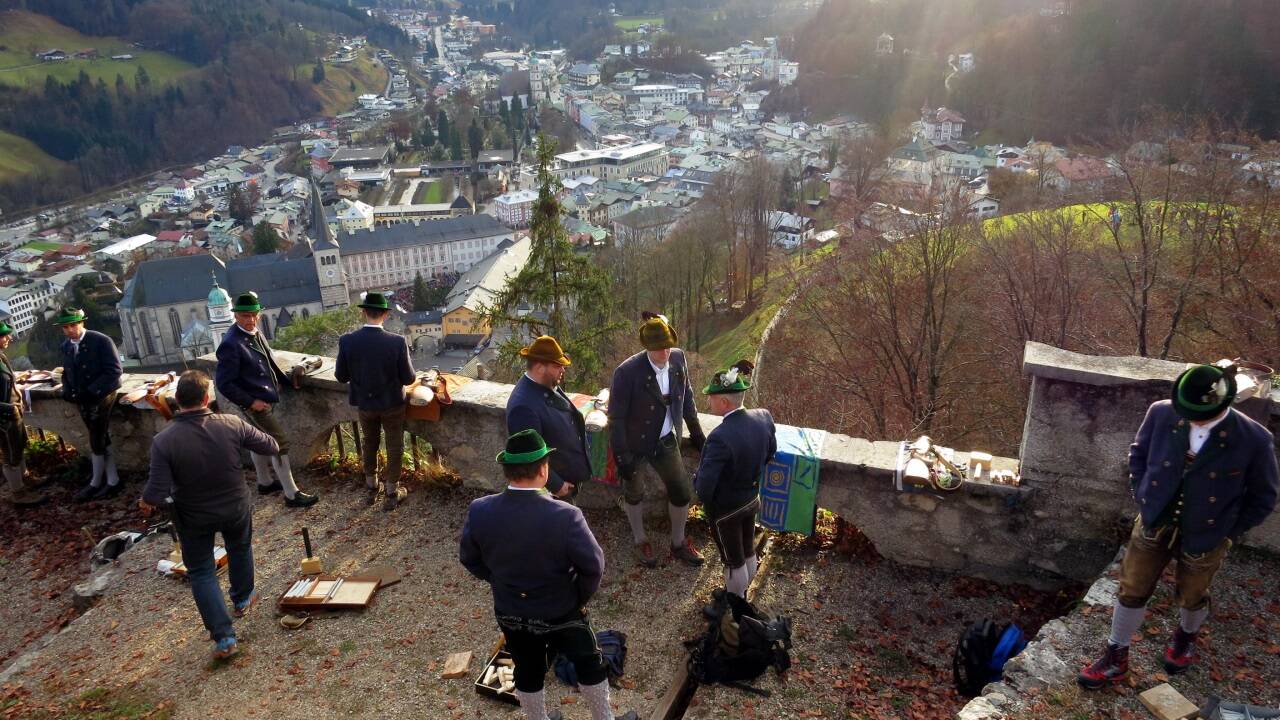 Jeden Tag pünktlich um 15 Uhr treffen sich die Berchtesgadener Weihnachtsschützen in der letzten Woche vor Weihnachten auf dem Lockstein. Das zweite Wanderziel, der Sulzbergkopf, ist am oberen Bildrand in der Mitte erkennbar.  