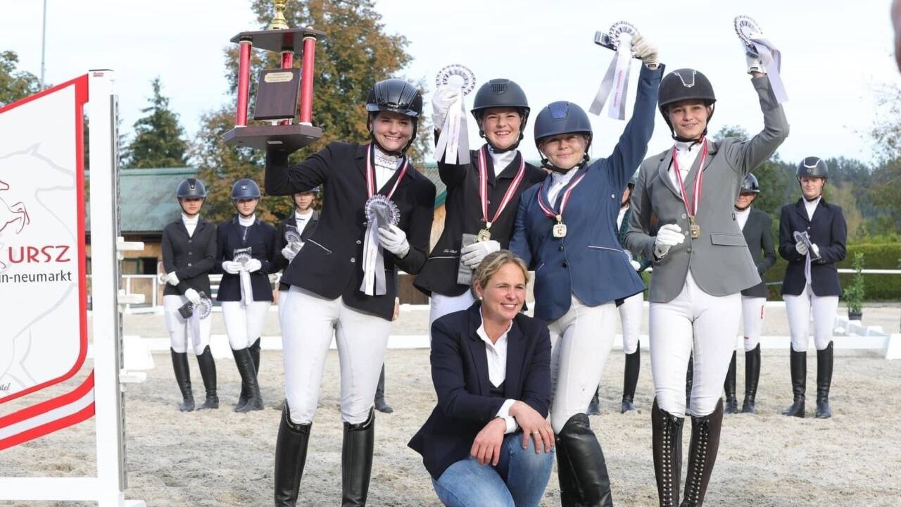 Nadine Brötzner, Leonie Miller, Sabrina Brötzner und Aileen Öbster (v. l.) wurden Salzburger Mannschaftsmeister in der Dressur. Vorne Michaela Brötzner. 