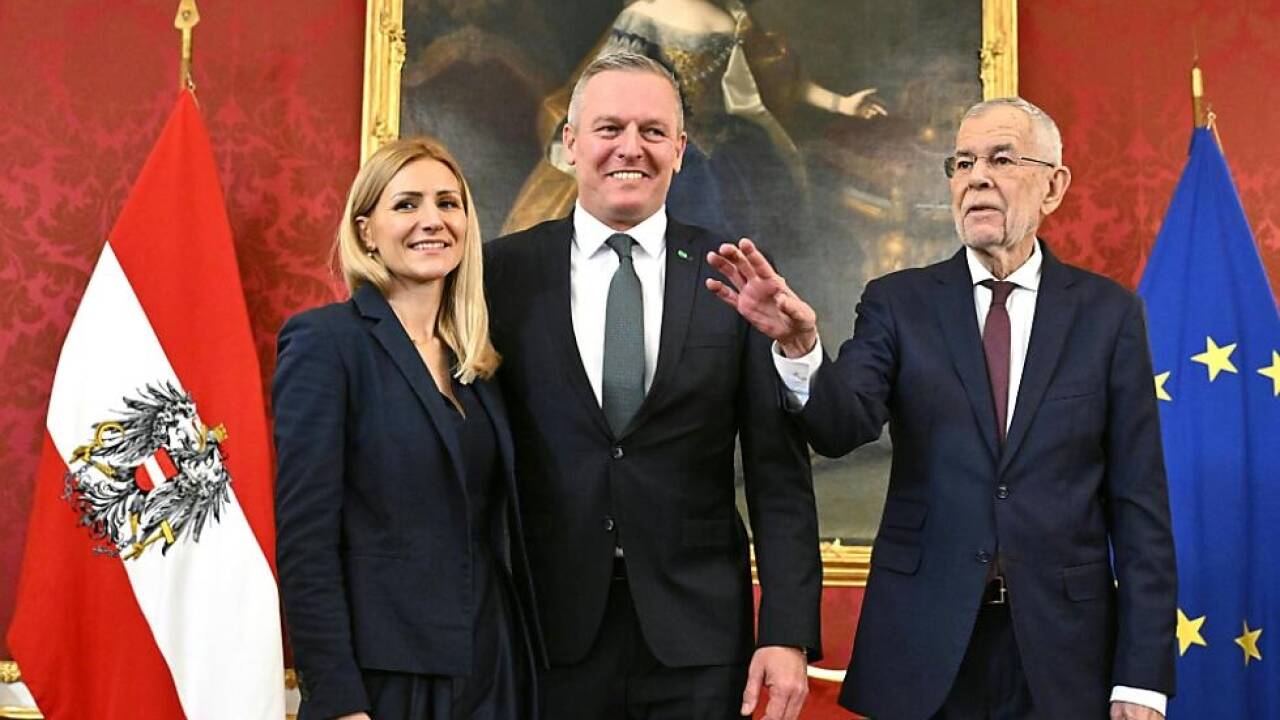 Kunasek kam mit Frau und Sohn zur Angelobung in die Hofburg 