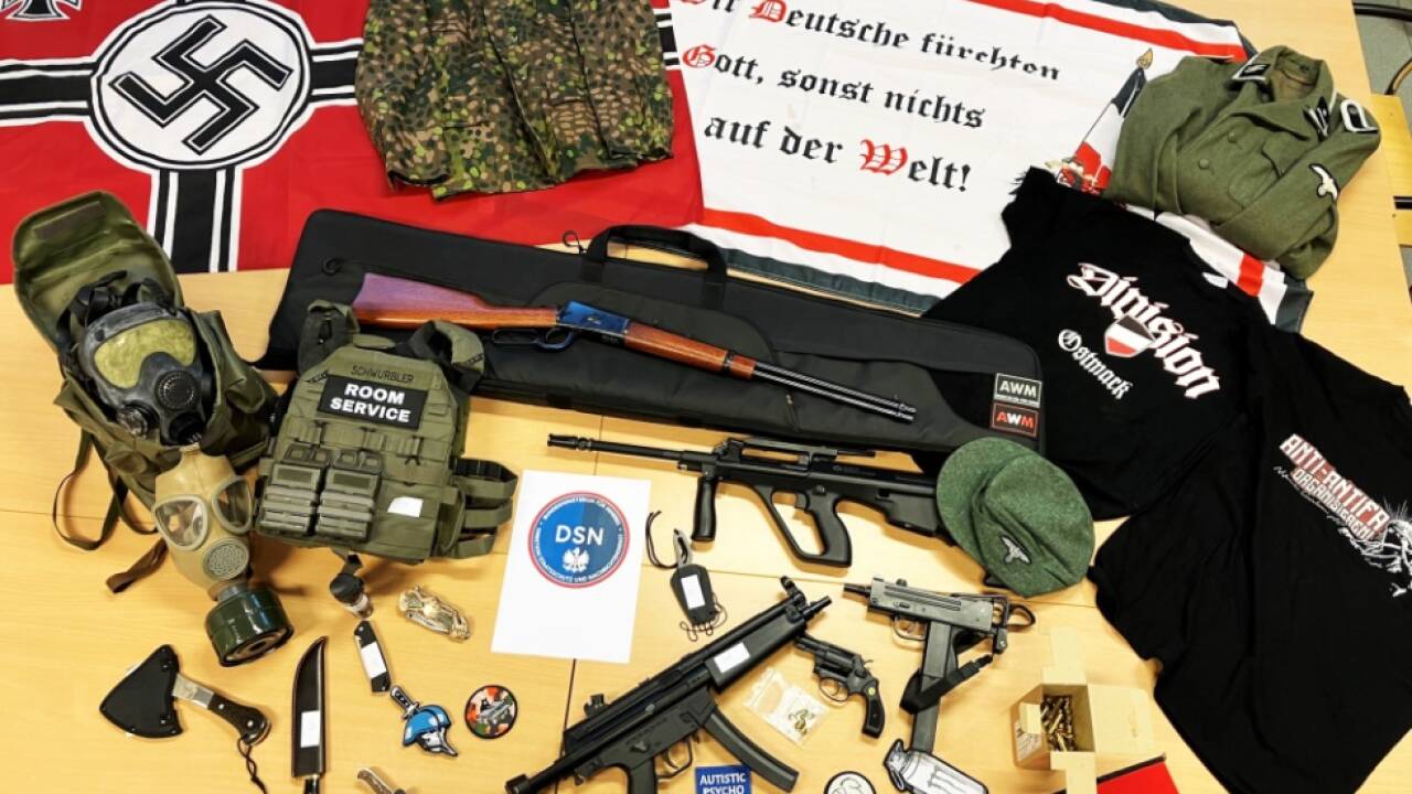 Bei einer Hausdurchsuchung wurde einschlägiges Beweismaterial gefunden  Bei einer Hausdurchsuchung wurde einschlägiges Beweismaterial gefunden
