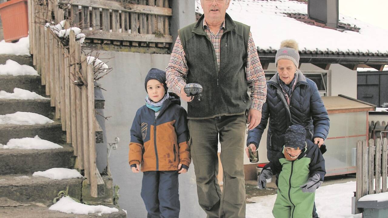 Alexander und Andreas mit ihren Großeltern Jakob und Roberta Rohrmoser beim Rauchen ums Haus am Kleinschönegghof in Bischofshofen.  Alexander und Andreas mit ihren Großeltern Jakob und Roberta Rohrmoser beim Rauchen ums Haus am Kleinschönegghof in Bischofshofen.