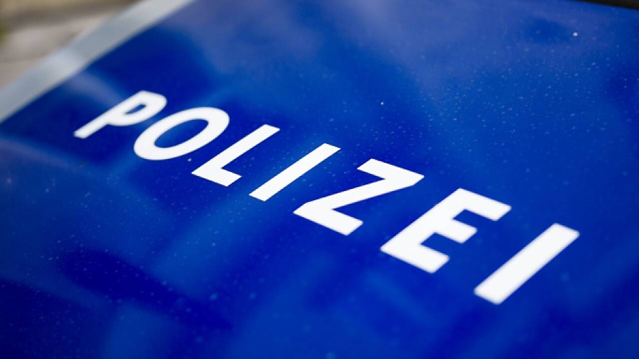 Illegale Pyrotechnik im gesamten Fahrzeug verteilt 