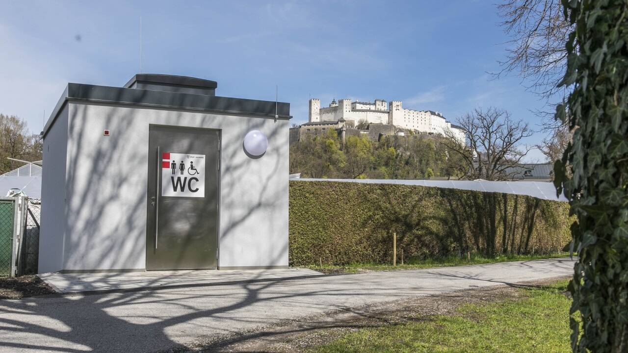Bis zur Wiederherstellung eines funktionierenden Notrufsystems können die betroffenen WC-Anlagen nicht als barrierefrei ausgewiesen werden. Die Hinweisschilder werden vorübergehend verdeckt.  