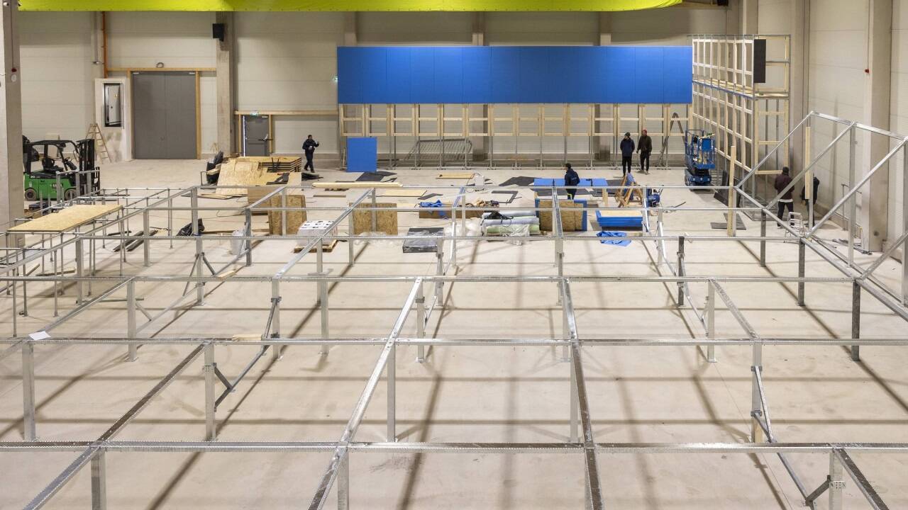 In der 4500 Quadratmeter großen Halle sind die Rahmen für die Trampolinflächen bereits aufgestellt.  