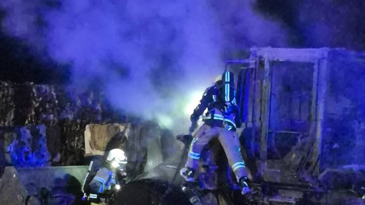 Die Feuerwehr konnte den Brand rasch löschen.   Die Feuerwehr konnte den Brand rasch löschen.