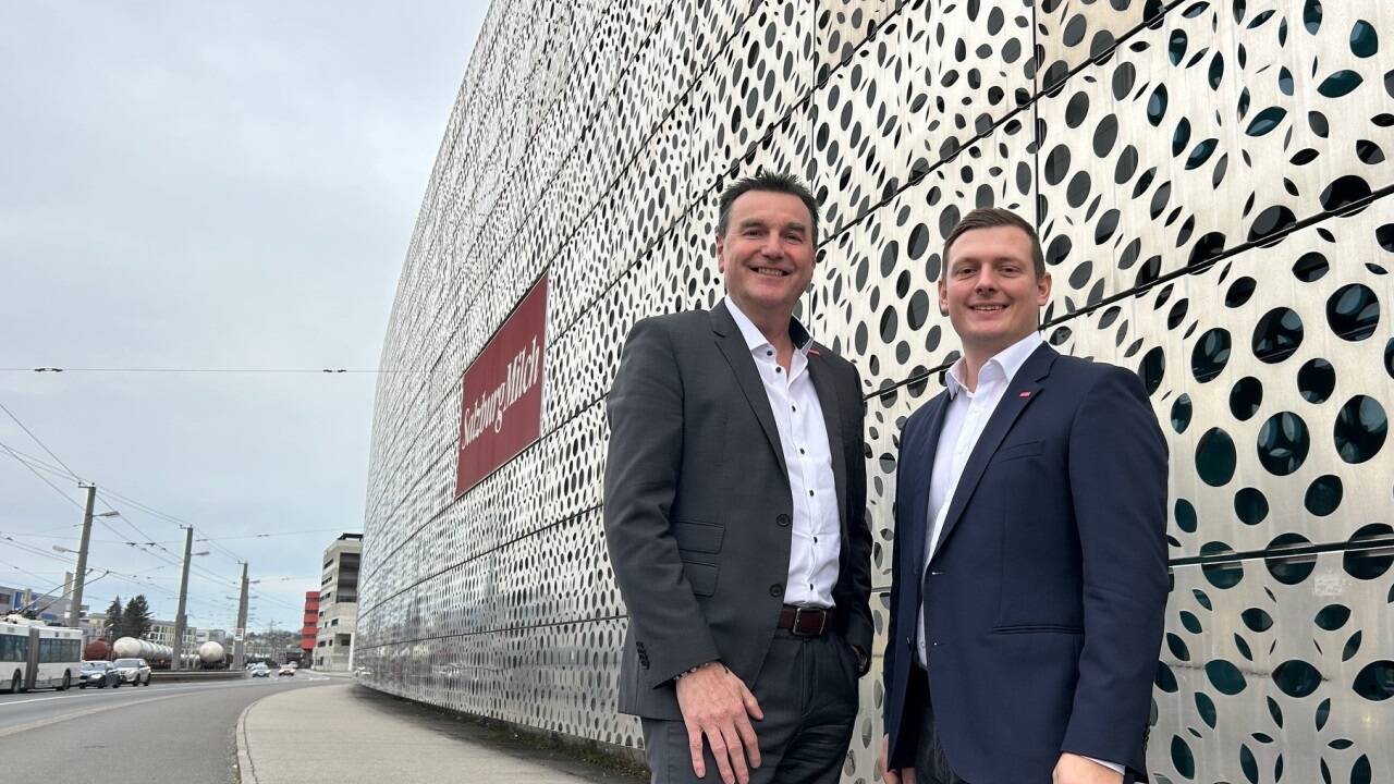 Die neue Doppelspitze der SalzburgMilch: Andreas Gasteiger und Sebastian Mösl vor der Zentrale in der Milchstraße 1 in Salzburg-Itzling.   Die neue Doppelspitze der SalzburgMilch: Andreas Gasteiger und Sebastian Mösl vor der Zentrale in der Milchstraße 1 in Salzburg-Itzling.