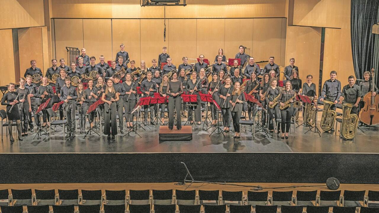 Die Young Symphonic Winds bestehen aktuell aus 68 Musikerinnen und Musikern.  