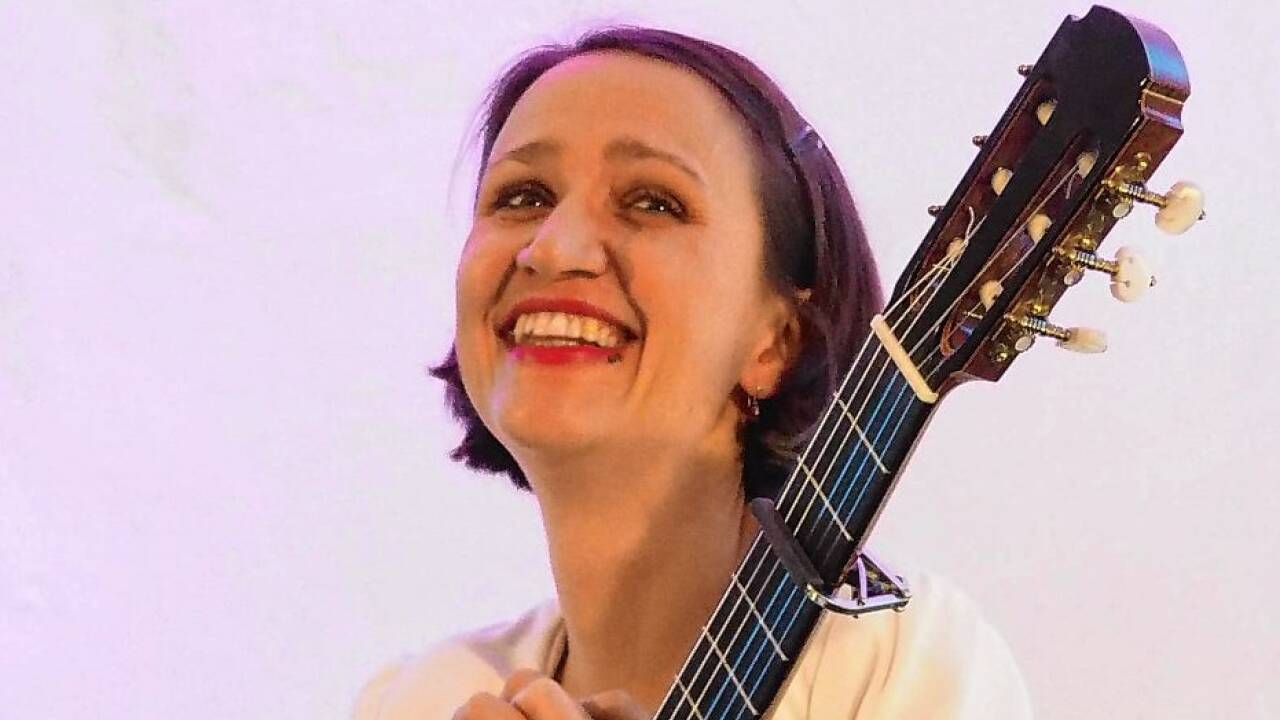 Auch lokale Künstler/-innen versuchte das Kulturforum zu unterstützen, so zum Beispiel Gitarristin Christina Schorn-Mancinelli, die spätere Leiterin des Halleiner Gitarrenfestivals.  
