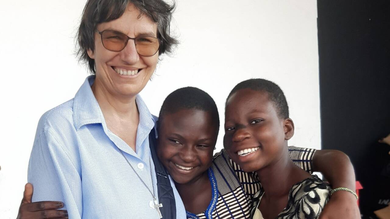 Hanni verbreitet ein wenig Frohsinn dort, wo es wirklich hart zugeht.   Hanni verbreitet ein wenig Frohsinn dort, wo es wirklich hart zugeht.