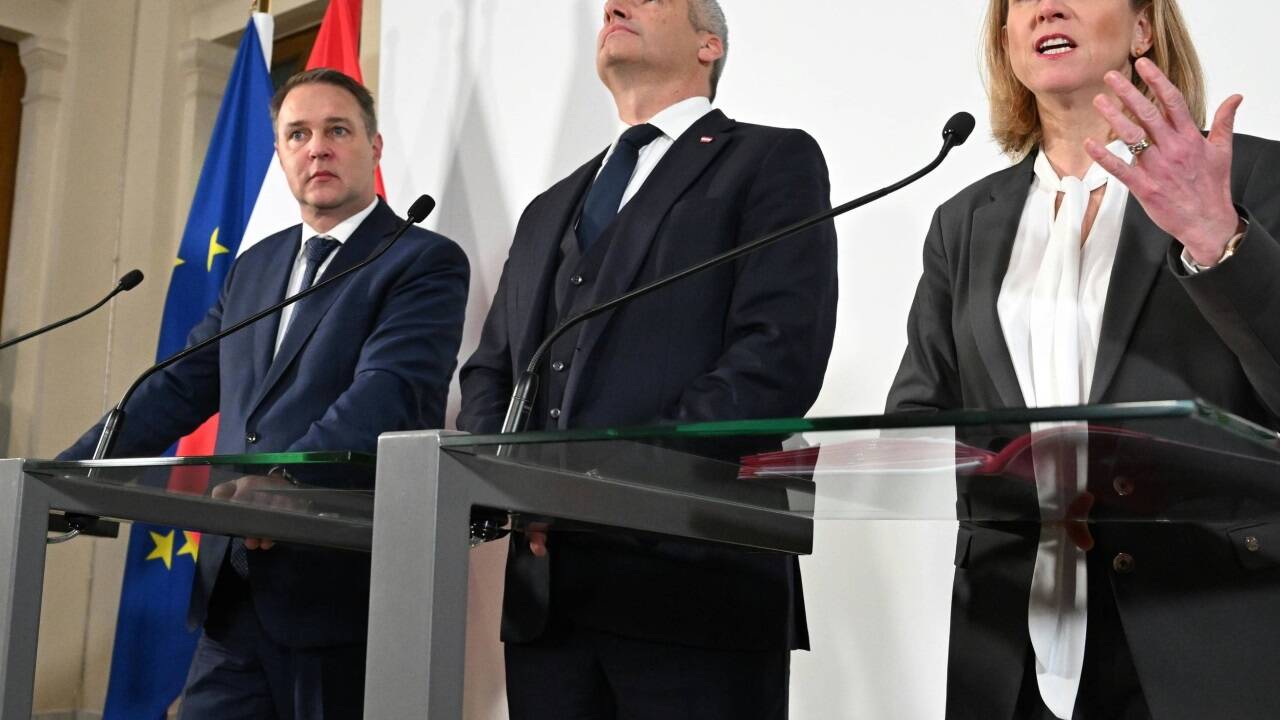 Einer spricht, zwei hören mit skeptischer Miene zu: Andreas Babler, Karl Nehammer, Beate Meinl-Reisinger. 