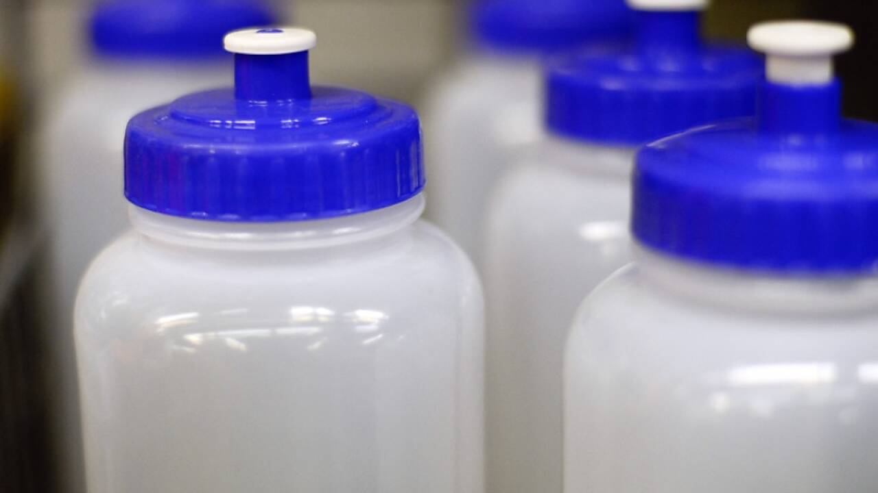 Nicht nur in Plastikflaschen, auch in Konservendosen verwendet  Nicht nur in Plastikflaschen, auch in Konservendosen verwendet