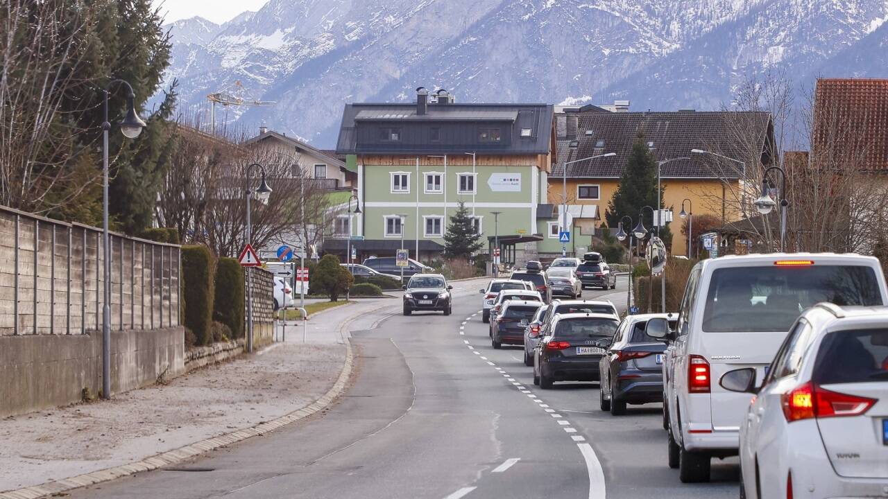 Zwischen dem Kuchler Ortszentrum und der Autobahnabfahrt sorgt die Ampel beim Gemeindeamt für eine Art Blockabfertigung auf der Bundesstraße. 
