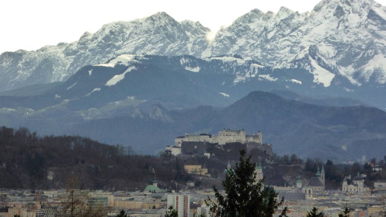 Der Blick vom Plainberg über die Stadt Salzburg reicht zum Göllmassiv.  