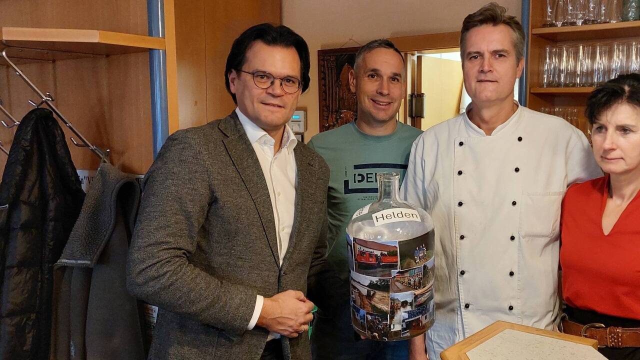 Bürgermeister Bernhard Heinl, Feuerwehrkommandant Ferdinand Donabaum und das Wirts-Ehepaar Anton und Agnes Hiesinger. 