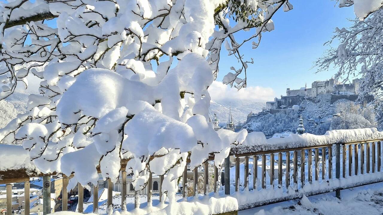 Die Stadt Salzburg trägt ein Winterkleid (im Archivfoto) – inzwischen ein Bild mit Seltenheitswert. Ein Hintergrund: Die Temperaturen sind gestiegen. 