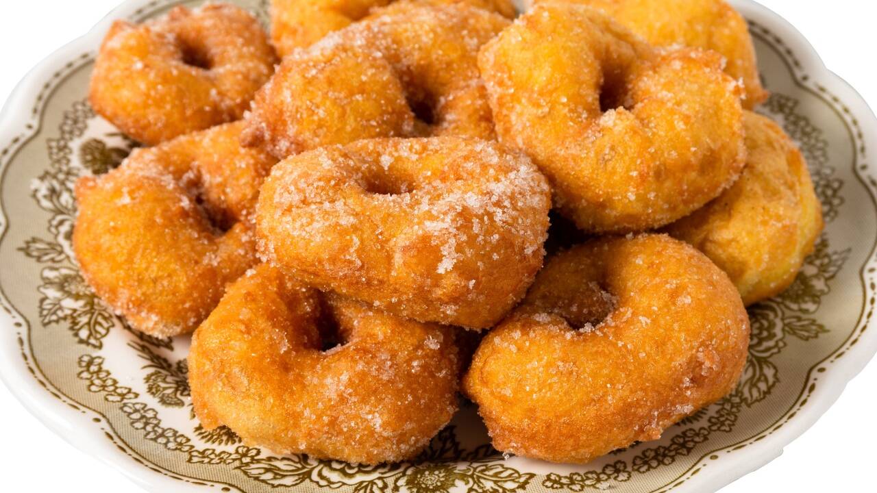 Zeppole sind frittierte Kringel, die ihren Namen vom Vater Jesu, Josef (auf italienische Giuseppe) haben. 