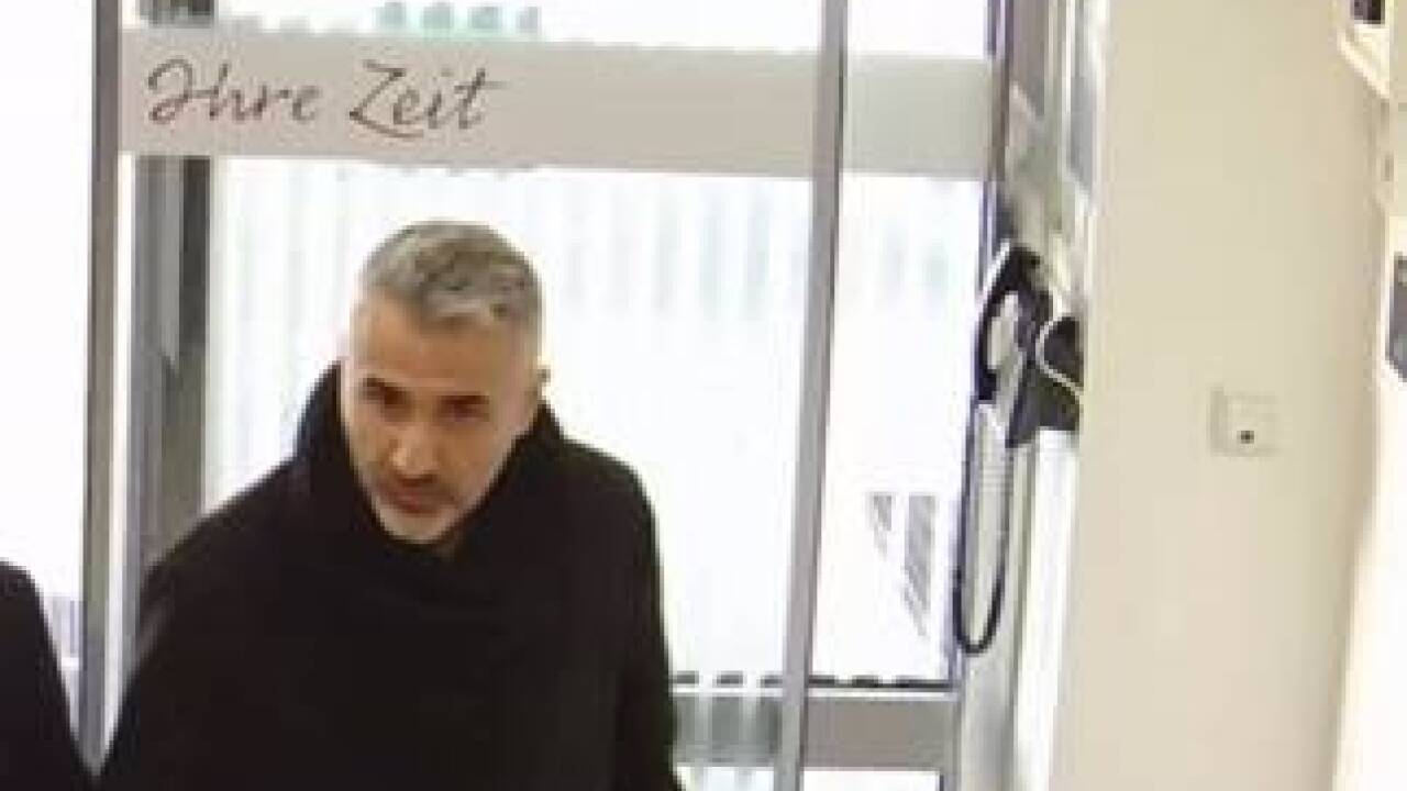 Der international gesuchte Haupttäter auf Bildern einer Überwachungskamera. 