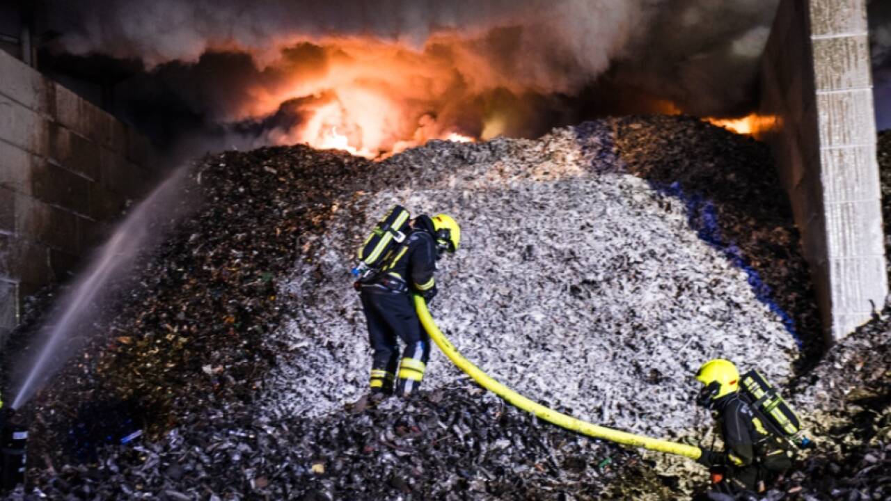Schreddermaterial in Flammen 