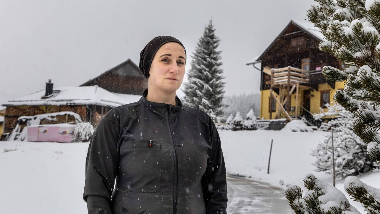 Sabine Gruber vor dem Bauernhof in Rußbach. 