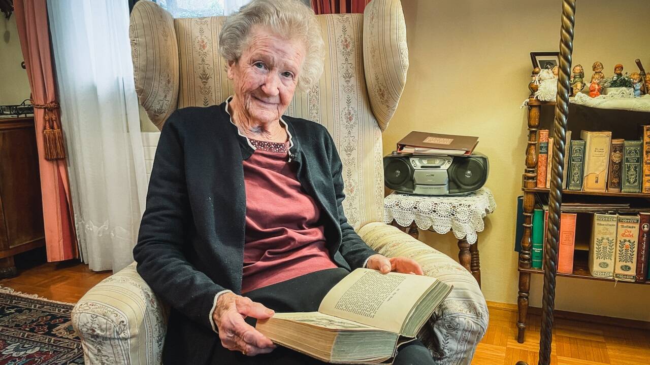 Sieglinde Adlgsasser (92) erinnert sich an ein Weihnachten während des Zweiten Weltkriegs. In einem Märchenbuch der Gebrüder Grimm hat ihre Familie oft gelesen.  