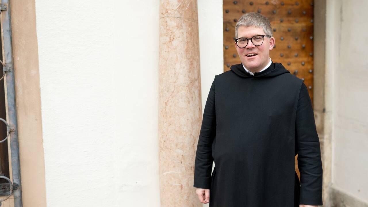 Pater Virgil Steindlmüller fotografiert vor dem Kloster der Erzabtei St. Peter in der Salzburger Altstadt. 