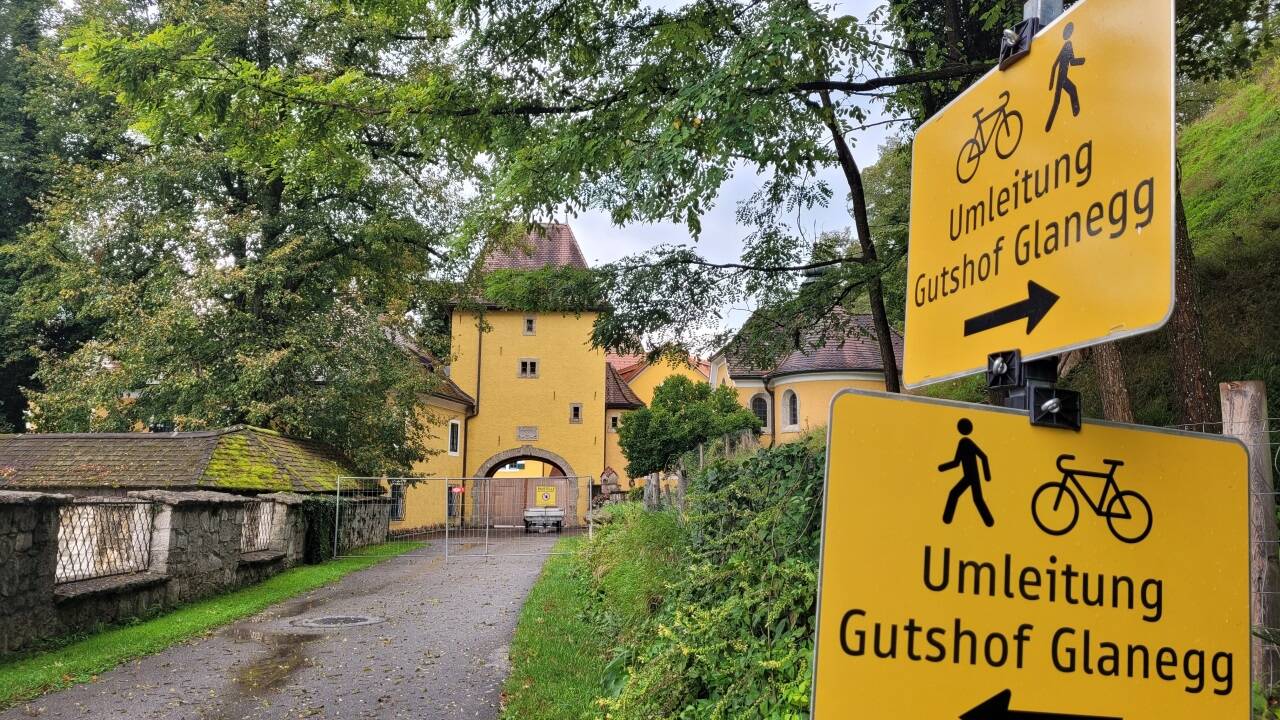 Der Durchgang des Gutshofs ist seit dem Sommer 2023 gesperrt.  Der Durchgang des Gutshofs ist seit dem Sommer 2023 gesperrt.