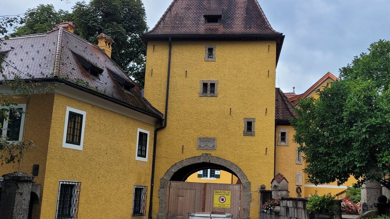 Der Durchgang des Gutshofs ist seit dem Sommer 2023 gesperrt.  Der Durchgang des Gutshofs ist seit dem Sommer 2023 gesperrt.