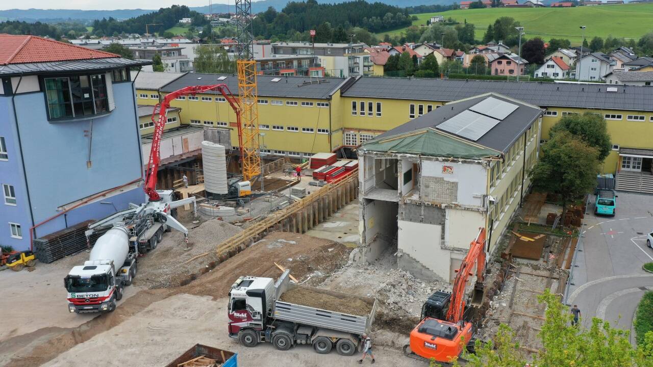 Das im Jahr 2021 (Bild) begonnene Großprojekt Schulzentrum fordert die Stadtgemeinde Seekirchen weiterhin. Das im Jahr 2021 (Bild) begonnene Großprojekt Schulzentrum fordert die Stadtgemeinde Seekirchen weiterhin.