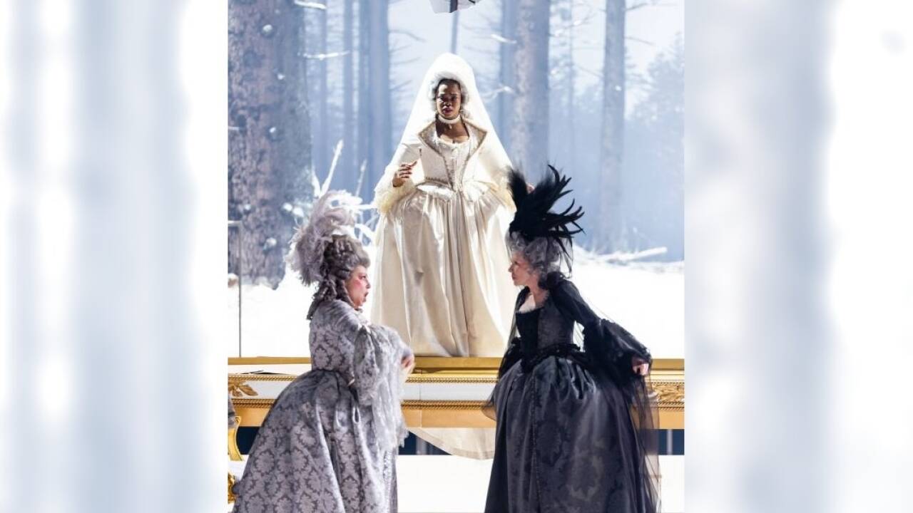 Dorothea Röschmann, Pretty Yende und Sunnyi Melles in der Donizetti-Oper „La Fille du régiment“. Dorothea Röschmann, Pretty Yende und Sunnyi Melles in der Donizetti-Oper „La Fille du régiment“.