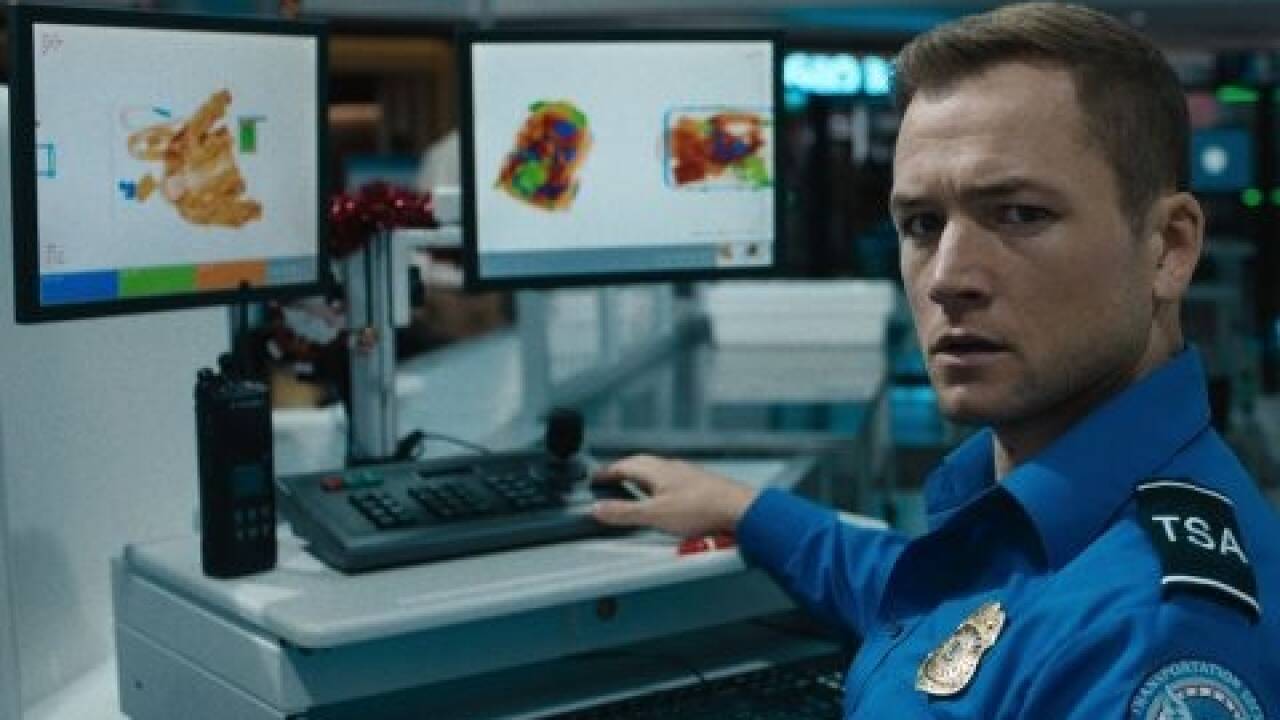 Taron Egerton als Wachmann. 