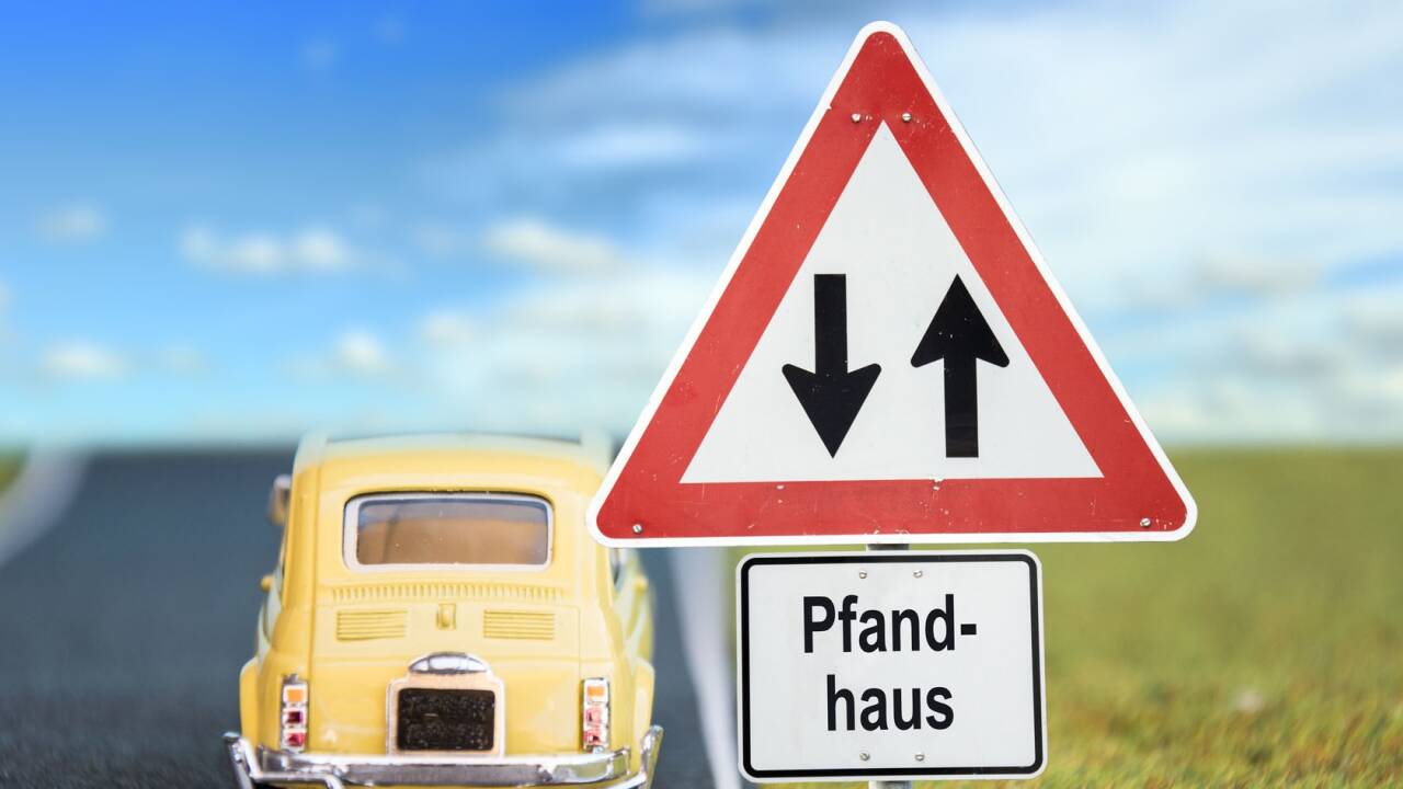 Autos werden zunehmend für kurze Zeit in Zahlung gegeben. Pfandleiher nennen als Grund die strengen Auflagen der Banken für Kleinkredite.  