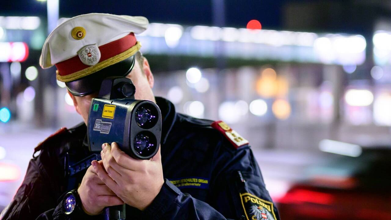 Polizist bei Tempomessung (Symbolbild). 