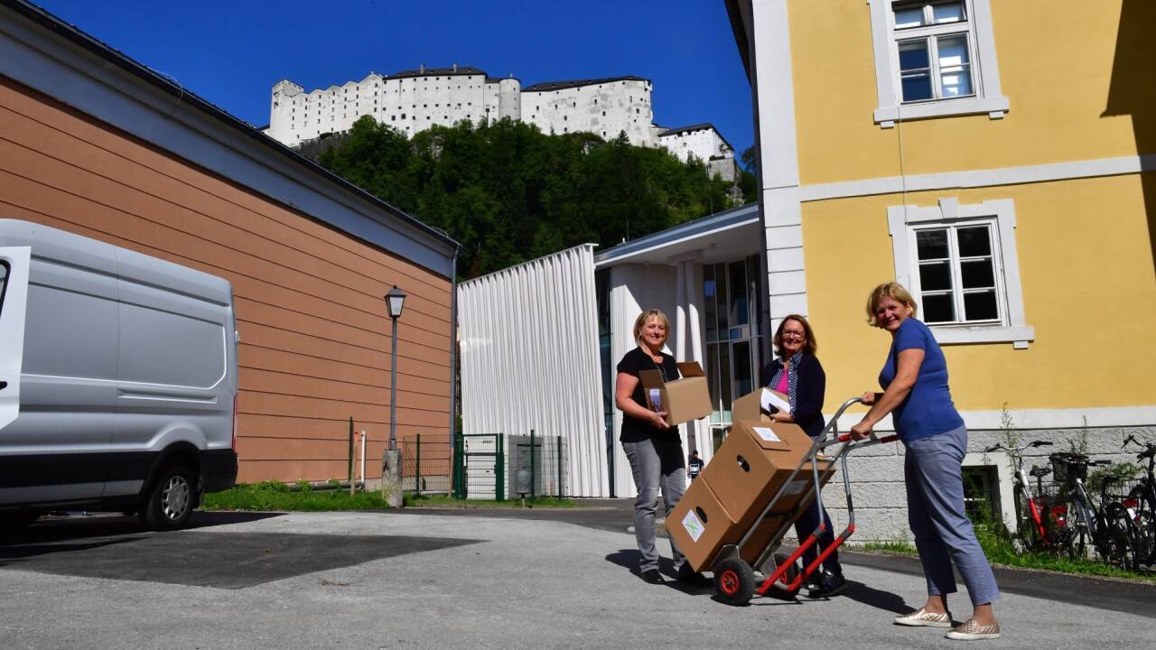Die letzten Handgriffe bei der Übersiedlung. Rosemarie Arnsdorfer, Lucia Luidolt (Leiterin des Referats Volkskultur) und Gabriele Beran. 