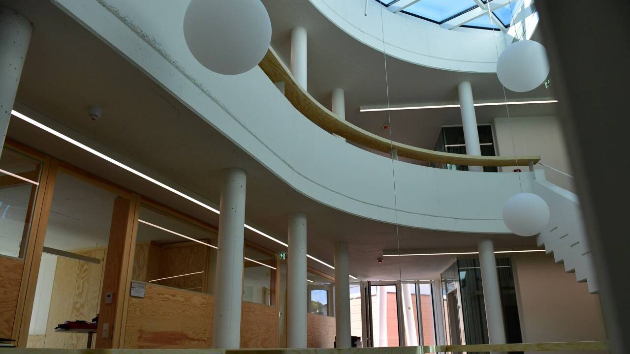 Lichtdurchflutetes Treppenatrium.  