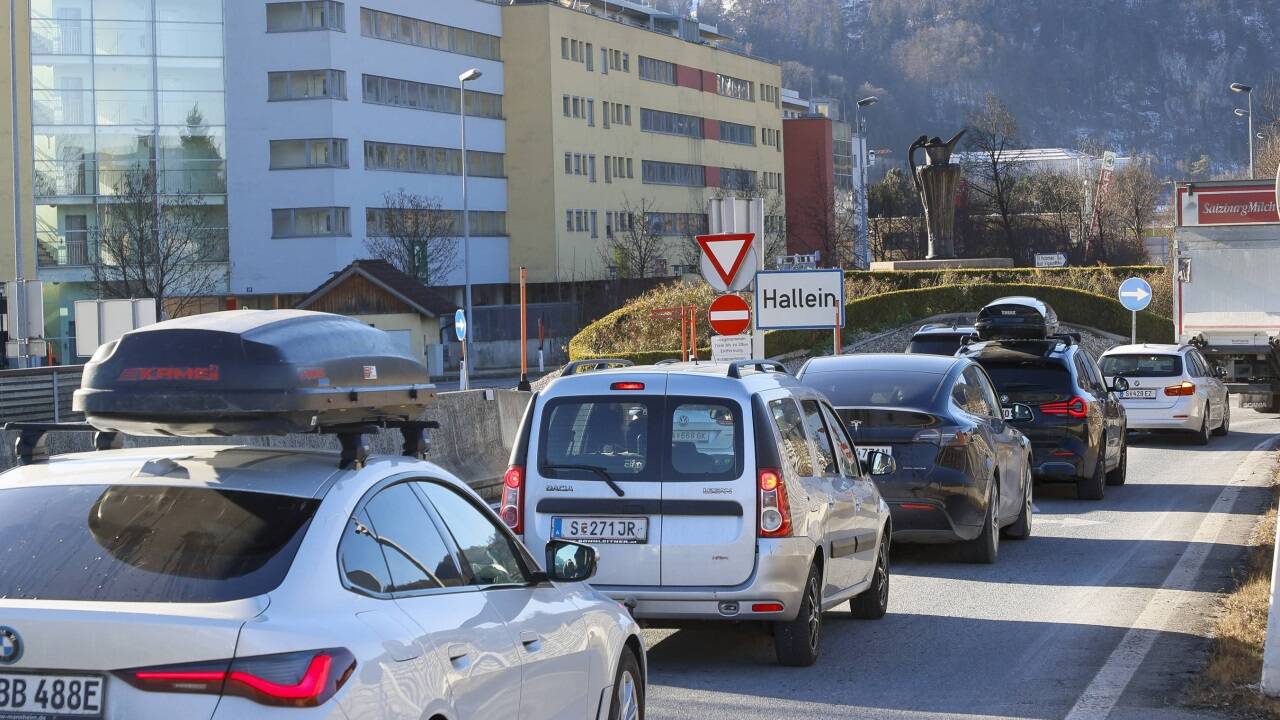 Stau gibt es auch in Hallein. 
