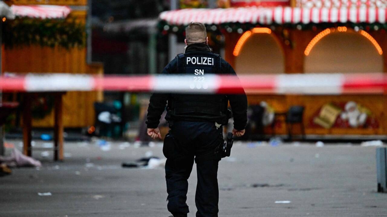 Die Polizei nach dem Anschlag auf den Weihnachtsmarkt in Magdeburg. 