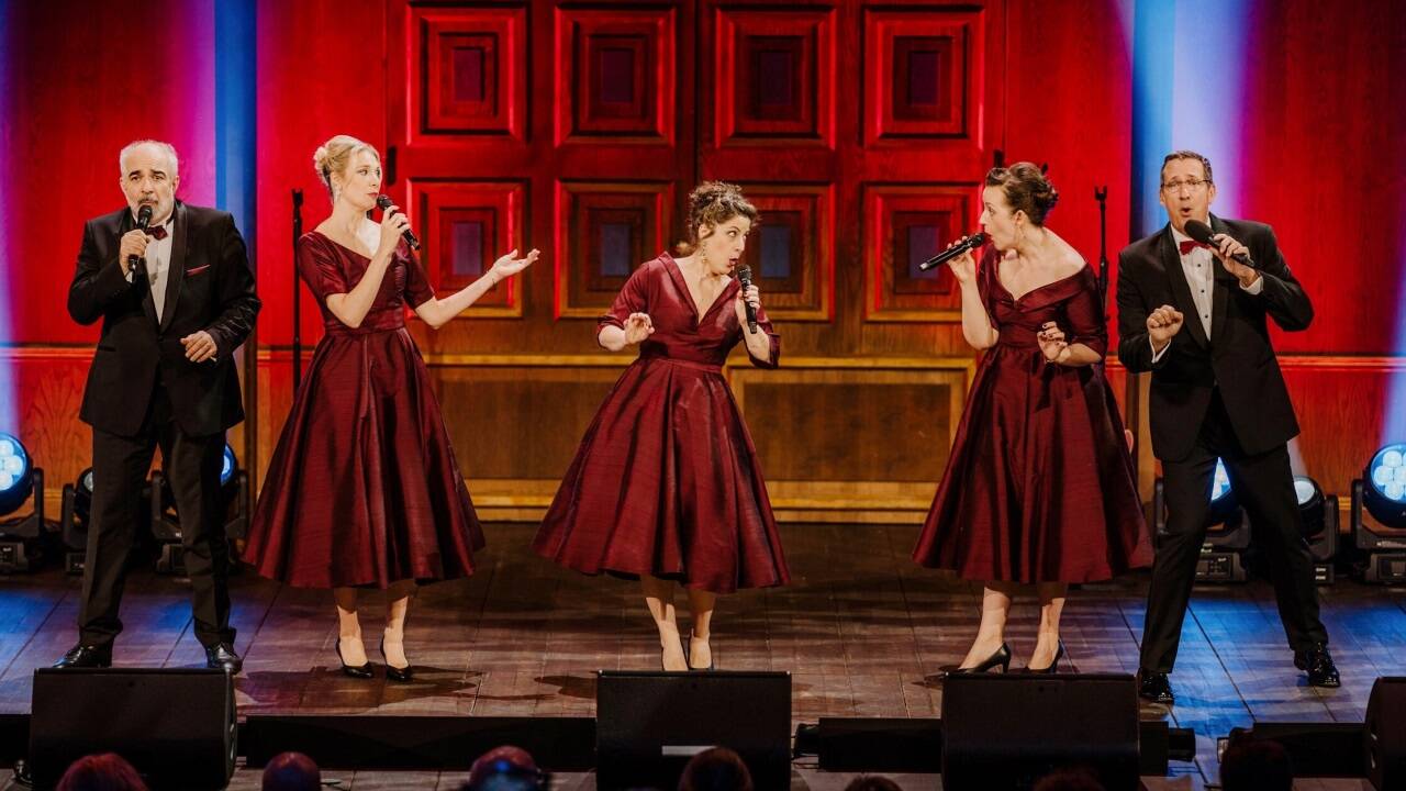 Im Bild (von links): Michael Niavarani, Jenny Frankl, Ariana Schirasi-Fard, Katharina Dorian und Viktor Gernot.   Im Bild (von links): Michael Niavarani, Jenny Frankl, Ariana Schirasi-Fard, Katharina Dorian und Viktor Gernot.